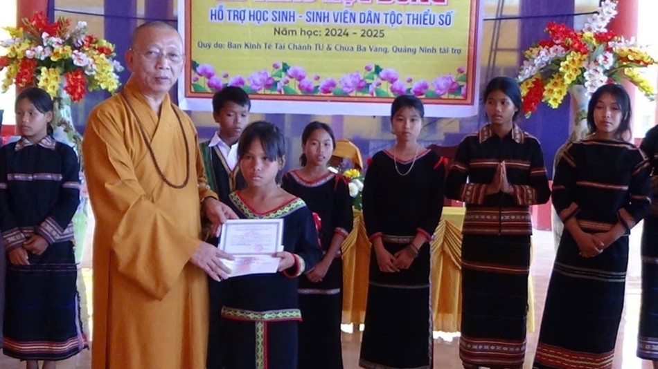 Thượng tọa Thích Quảng Tuấn trao học bổng cho học sinh tỉnh Gia Lai Thượng tọa Thích Quảng Tuấn trao học bổng cho học sinh tỉnh Gia Lai