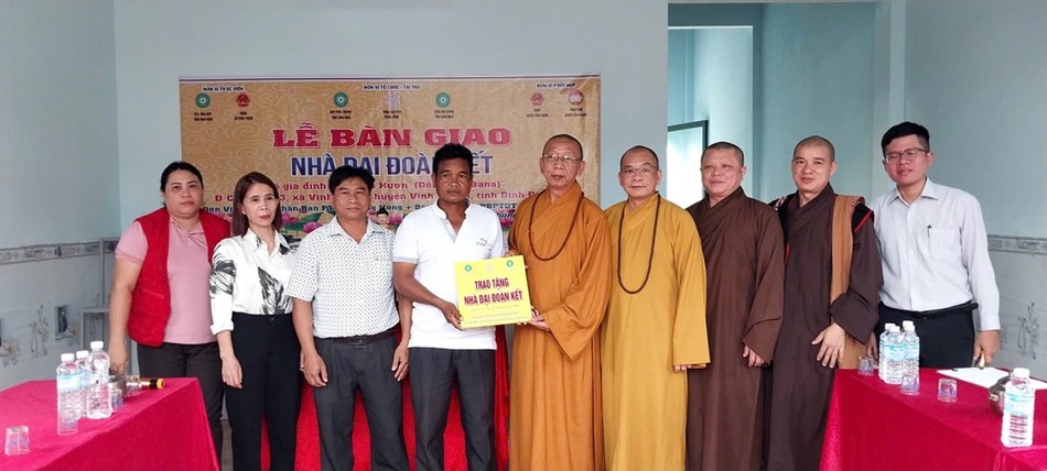 Chư tôn đức trao tài trợ xây dựng nhà Đại đoàn kết Chư tôn đức trao tài trợ xây dựng nhà Đại đoàn kết