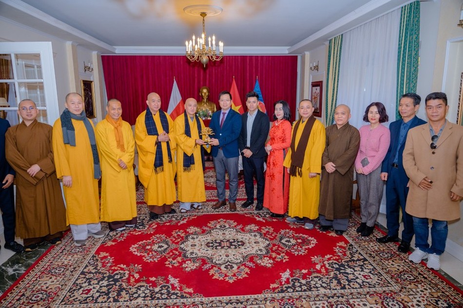 Trao quà lưu niệm Trao quà lưu niệm