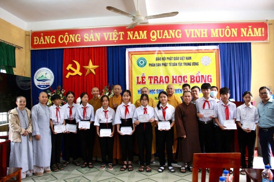 Ban Tổ chức trao học bổng cho 10 em học sinh người đồng bào các dân tộc tại tỉnh Phú Yên Ban Tổ chức trao học bổng cho 10 em học sinh người đồng bào các dân tộc tại tỉnh Phú Yên