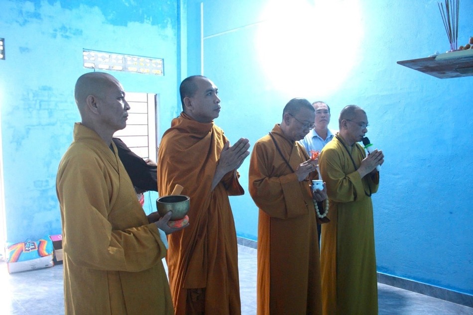 Chư tôn đức thực hiện Lễ an vị Phật tại gia đình Pi Năng Là Thi, người đồng bào Rắc Lây Chư tôn đức thực hiện Lễ an vị Phật tại gia đình Pi Năng Là Thi, người đồng bào Rắc Lây