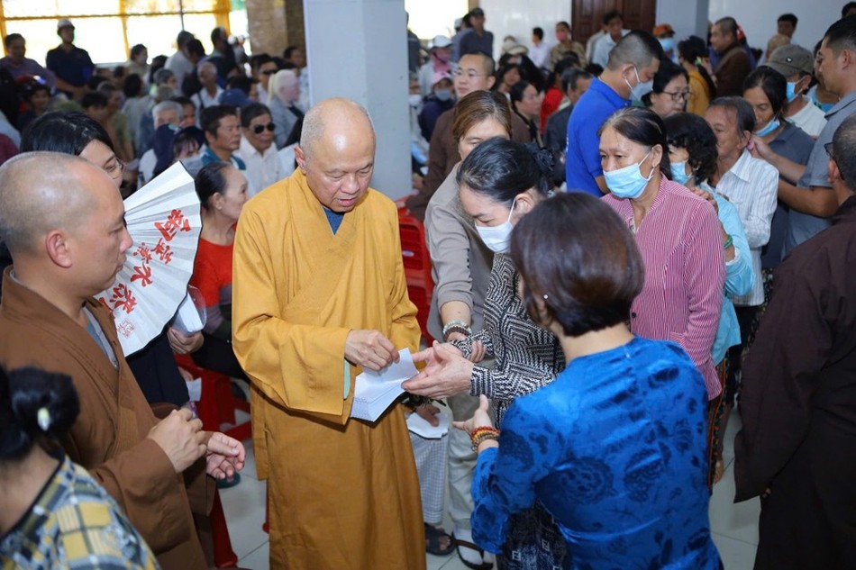 Hòa thượng Thích Phổ Quang trao quà đến bà con