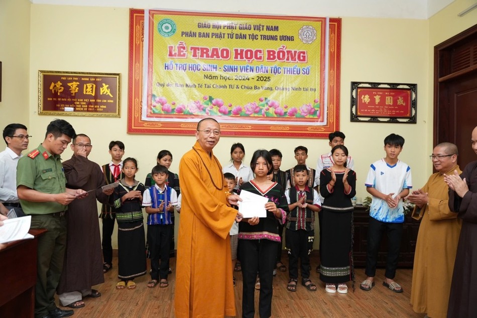 Thượng tọa Thích Quảng Tuấn trao học bổng cho học sinh người dân tộc Thượng tọa Thích Quảng Tuấn trao học bổng cho học sinh người dân tộc