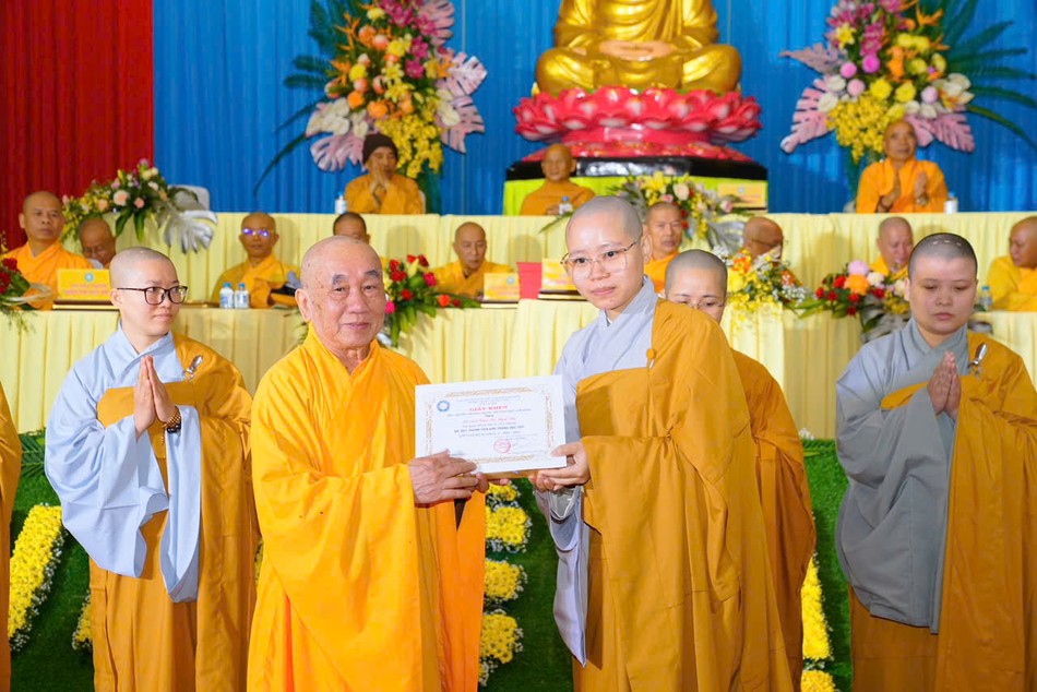 Hòa thượng Thích Thanh Tân trao Giấy khen đến Ni sinh