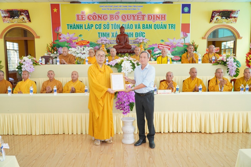 Ông Lê Hoàng Liêm, Phó Giám đốc Sở Nội vụ tỉnh trao quyết định của UBND tỉnh đến Thượng tọa Thích Quảng Lộc Ông Lê Hoàng Liêm, Phó Giám đốc Sở Nội vụ tỉnh trao quyết định của UBND tỉnh đến Thượng tọa Thích Quảng Lộc