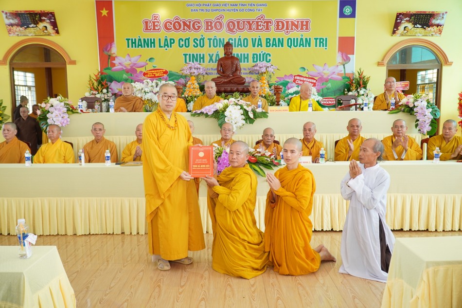 Thượng tọa Thích Quảng Lộc trao quyết định bổ nhiệm trụ trì tịnh xá Minh Đức đến Đại đức Thích Minh Bửu Thượng tọa Thích Quảng Lộc trao quyết định bổ nhiệm trụ trì tịnh xá Minh Đức đến Đại đức Thích Minh Bửu