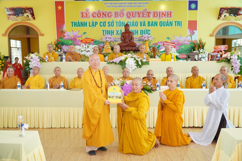 Thượng tọa Thích Nhuận Đức trao quyết định bổ nhiệm Ban Quản trị đến với các thành viên trong Ban Quản trị tịnh xá Minh Đức Thượng tọa Thích Nhuận Đức trao quyết định bổ nhiệm Ban Quản trị đến với các thành viên trong Ban Quản trị tịnh xá Minh Đức