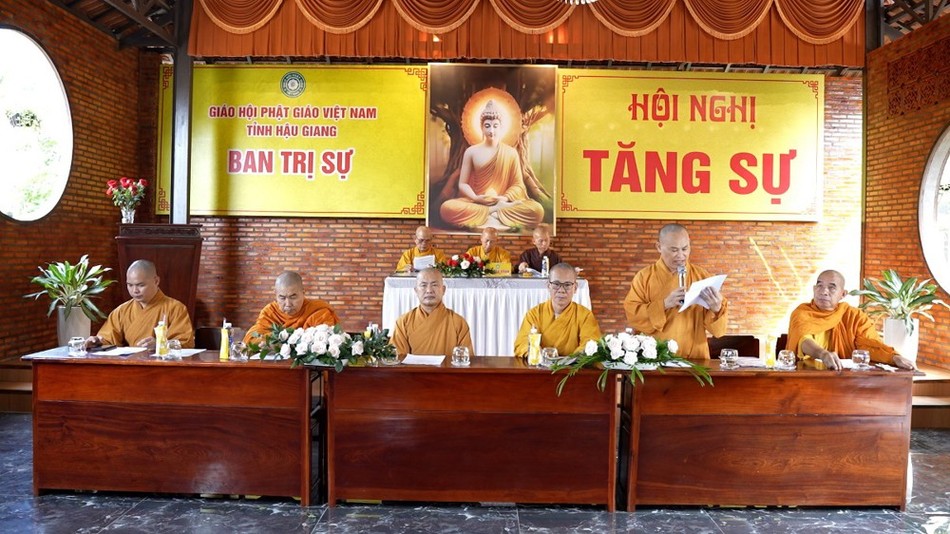 Chư tôn đức chủ tọa buổi họp Chư tôn đức chủ tọa buổi họp