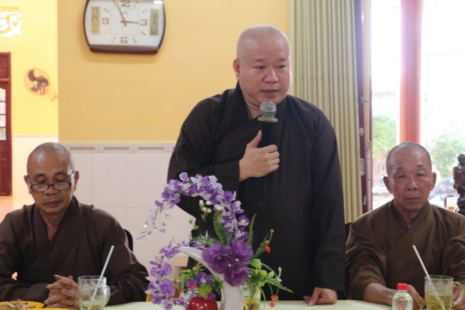 Thượng tọa Thích Tâm Khiết tại buổi họp tại chùa Liên Hoa - điểm truyền giới cho giới tử Ni