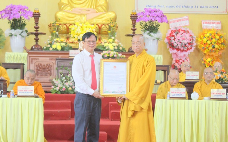 Lãnh đạo Ban Dân vận trao bảng “Tri ân tấm lòng vàng” tới Ban Trị sự GHPGVN tỉnh Lãnh đạo Ban Dân vận trao bảng “Tri ân tấm lòng vàng” tới Ban Trị sự GHPGVN tỉnh