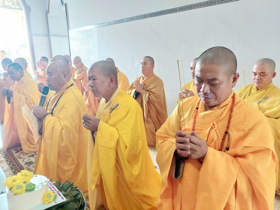 Chư tôn đức dâng hương tưởng niệm Giác linh Trưởng lão Hòa thượng Thích Nguyên Trực