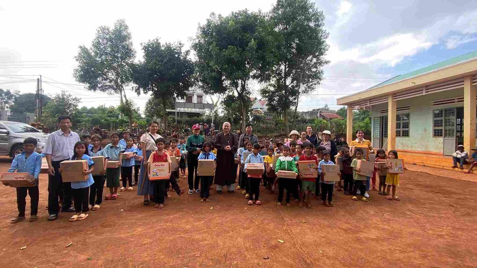 Đoàn từ thiện trao 100 phần quà cho học sinh Đoàn từ thiện trao 100 phần quà cho học sinh