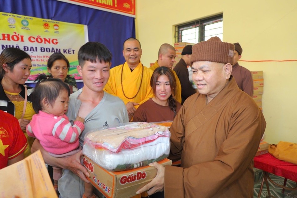 Trao quà đến bà con H.Ba Bể Trao quà đến bà con H.Ba Bể