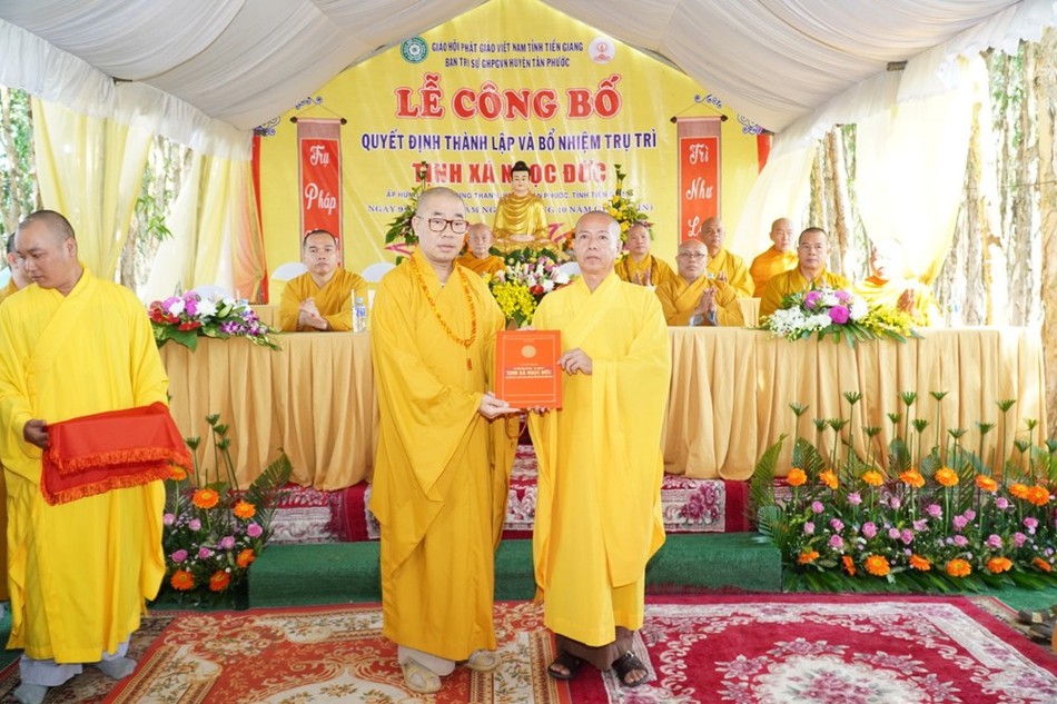 Thượng tọa Thích Quảng Lộc trao quyết định chấp thuận gia nhập danh bộ tự viện tịnh xá Ngọc Đức đến Thượng tọa Thích Đức Thắng, Trưởng ban Trị sự Phật giáo H.Tân Phước Thượng tọa Thích Quảng Lộc trao quyết định chấp thuận gia nhập danh bộ tự viện tịnh xá Ngọc Đức đến Thượng tọa Thích Đức Thắng, Trưởng ban Trị sự Phật giáo H.Tân Phước