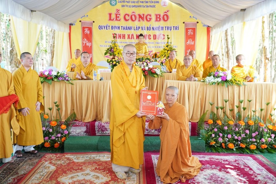 Thượng tọa Thích Quảng Lộc cũng trao quyết định bổ nhiệm trụ trì tịnh xá Ngọc Đức đến Sư cô Thích nữ Ngọc Liên Thượng tọa Thích Quảng Lộc cũng trao quyết định bổ nhiệm trụ trì tịnh xá Ngọc Đức đến Sư cô Thích nữ Ngọc Liên