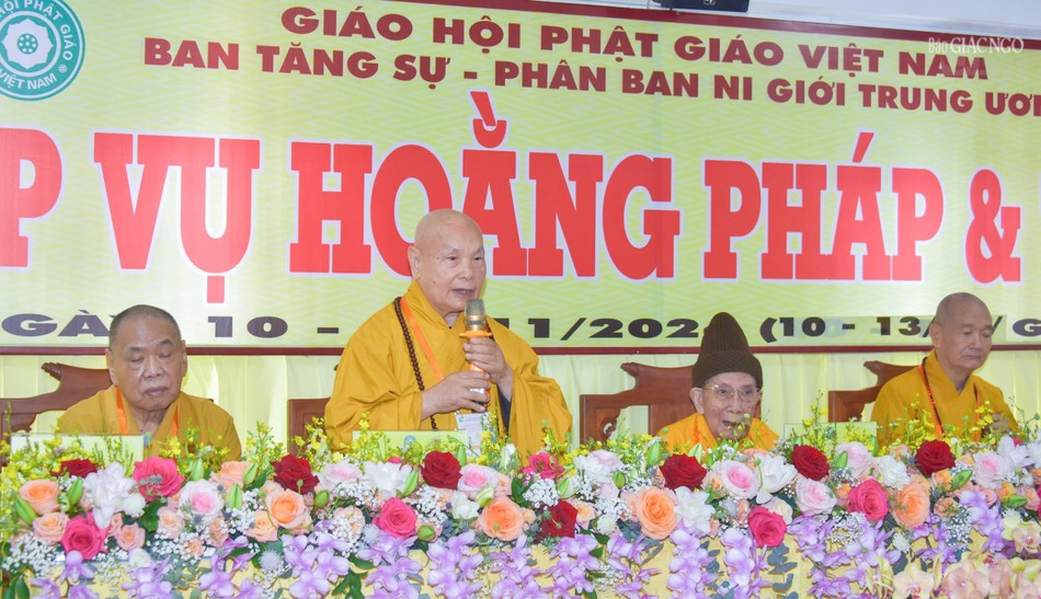 Trưởng lão Hòa thượng Thích Thiện Nhơn ban đạo từ chứng minh