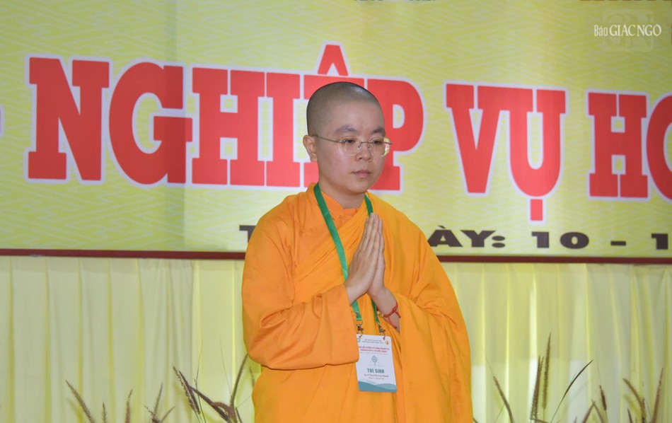 Thí sinh Thích nữ Liên Khánh trình bày chủ đề Những điều kiện giúp giữ vững niềm tin chánh pháp trong lòng người Phật tử trong bối cảnh hiện nay Thí sinh Thích nữ Liên Khánh trình bày chủ đề Những điều kiện giúp giữ vững niềm tin chánh pháp trong lòng người Phật tử trong bối cảnh hiện nay