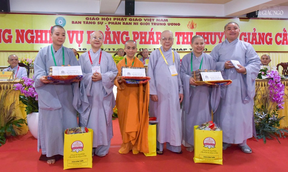 3 vị Sư cô đạt giải khuyến khích 3 vị Sư cô đạt giải khuyến khích