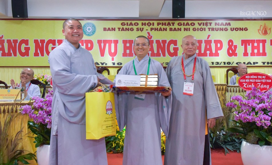 Sư cô Thích nữ Tuệ Ngọc (tỉnh Đồng Nai) đạt giải nhất Hội thi thuyết giảng trung ương Sư cô Thích nữ Tuệ Ngọc (tỉnh Đồng Nai) đạt giải nhất Hội thi thuyết giảng trung ương