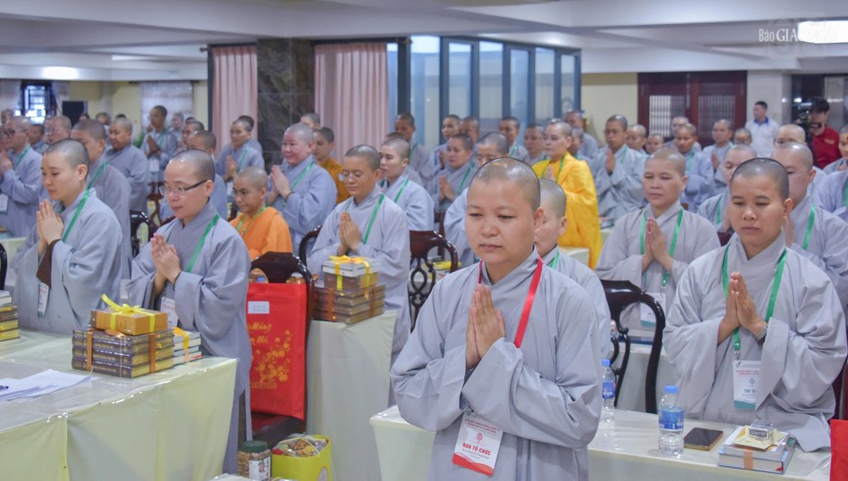 Chư Ni học viên lắng nghe lời huấn từ Chư Ni học viên lắng nghe lời huấn từ