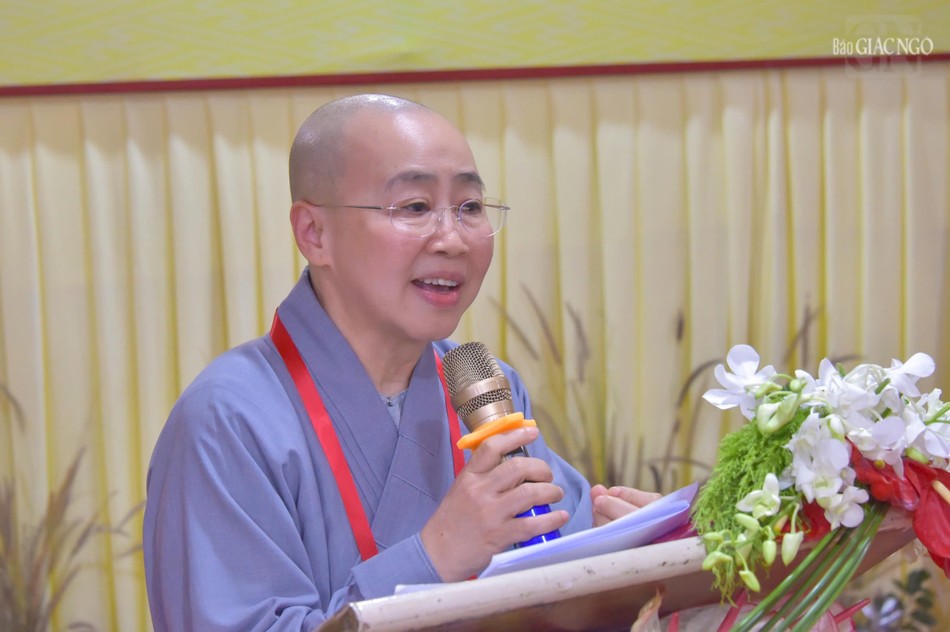 Ni sư Thích nữ Huệ Dâng, Phó Trưởng Phân ban Ni giới T.Ư đại diện Ban Tổ chức phát biểu tri ân Ni sư Thích nữ Huệ Dâng, Phó Trưởng Phân ban Ni giới T.Ư đại diện Ban Tổ chức phát biểu tri ân