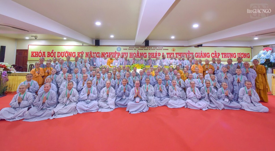 Chư Ni 57 Phân ban Ni giới tỉnh thành chụp ảnh lưu niệm cùng chư vị Ni trưởng, Ni sư Ban Tổ chức Chư Ni 57 Phân ban Ni giới tỉnh thành chụp ảnh lưu niệm cùng chư vị Ni trưởng, Ni sư Ban Tổ chức