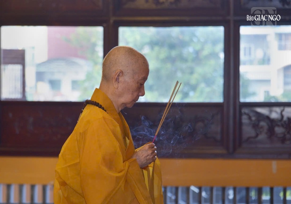 Đức Pháp chủ GHPGVN - Đại lão Hòa thượng Thích Trí Quảng niêm hương bạch Phật