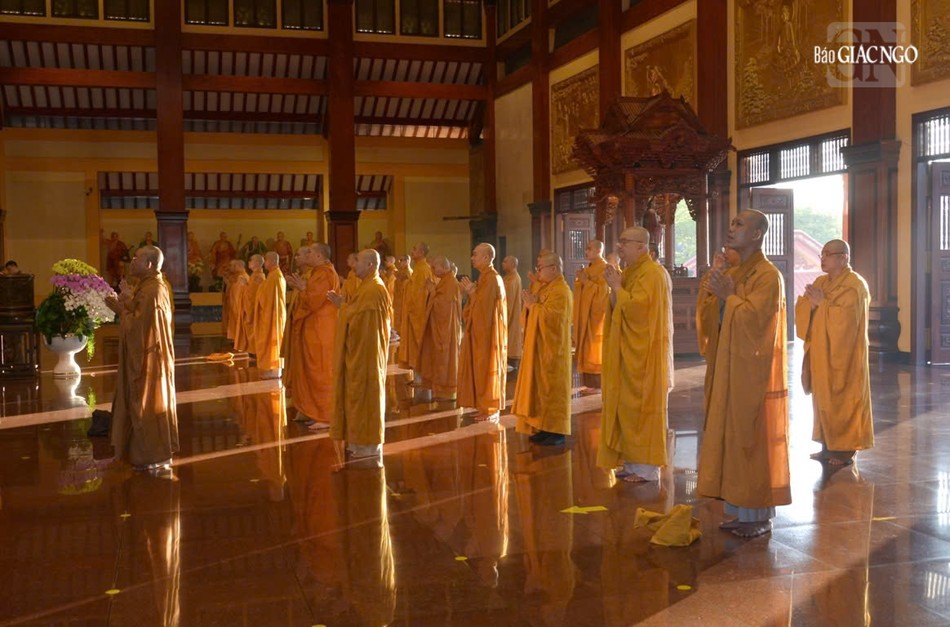 Đại chúng đảnh lễ Tam bảo tại chánh điện Việt Nam Quốc Tự