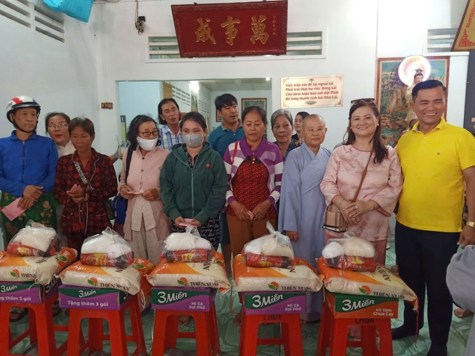 Chùa Chánh Thiên Cơ tặng quà cho người nghèo