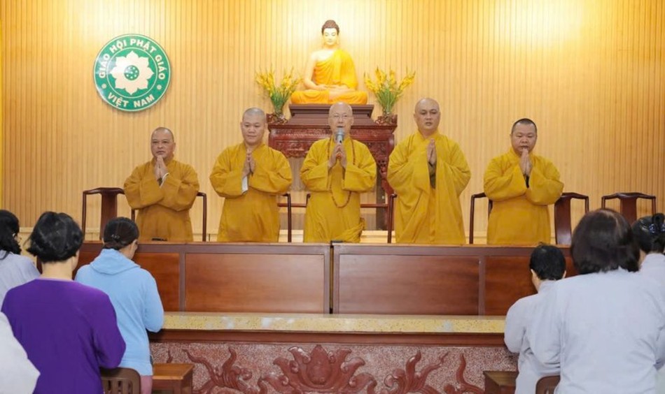 Hòa thượng Thích Chơn Không thăm đạo tràng thiền viện Quảng Đức, Q.3 trong ngày tổ chức cho 600 Phật tử thi thử - Ảnh: L.Huy