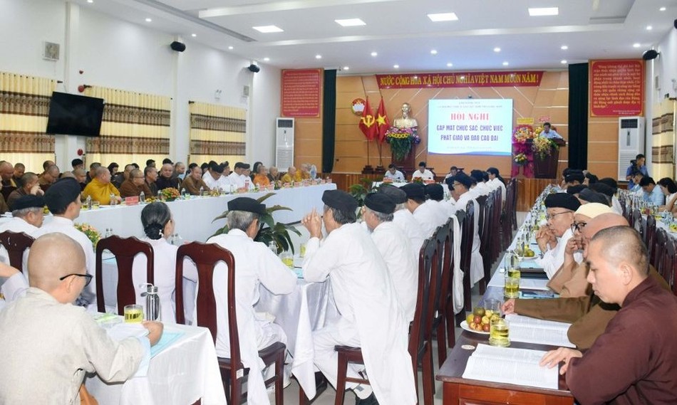 Quang cảnh buổi họp các chức sắc, chức việc Phật giáo và đạo Cao Đài Quang cảnh buổi họp các chức sắc, chức việc Phật giáo và đạo Cao Đài