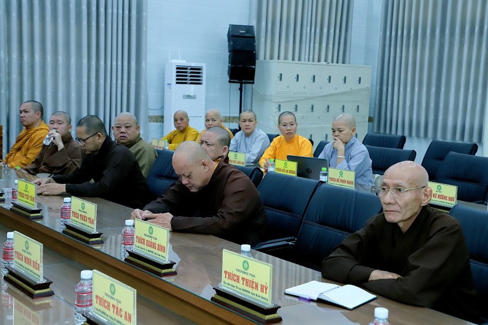 Chư tôn đức tham dự họp Chư tôn đức tham dự họp
