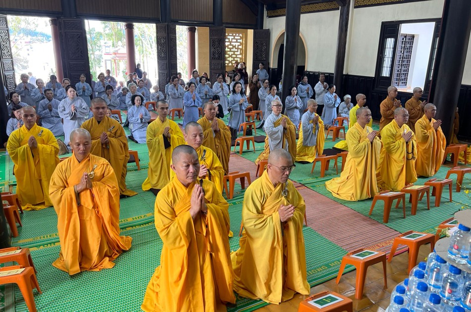 Chư tôn đức Tăng Ni, Phật tử thực hiện khóa lễ tại chánh điện Chư tôn đức Tăng Ni, Phật tử thực hiện khóa lễ tại chánh điện