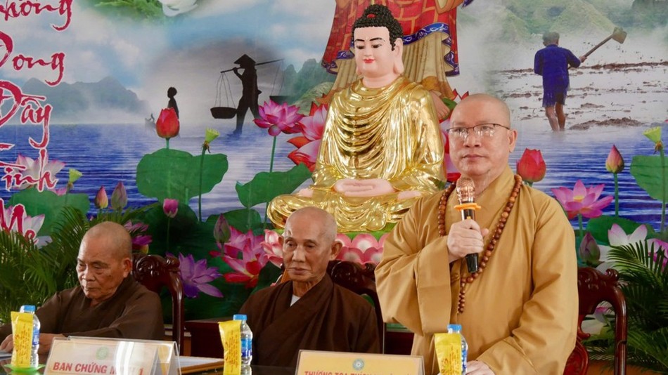 Thượng tọa Thích Nhuận Đức phát biểu tại buổi họp Thượng tọa Thích Nhuận Đức phát biểu tại buổi họp