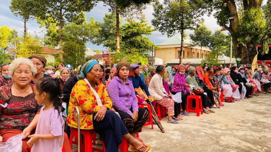 Bà con địa phương đến chùa Tân Minh nhận quà Bà con địa phương đến chùa Tân Minh nhận quà