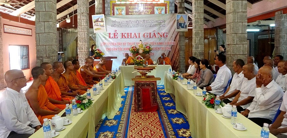 Lễ khai giảng lớp học kỹ năng khắc chữ trên lá buông Lễ khai giảng lớp học kỹ năng khắc chữ trên lá buông