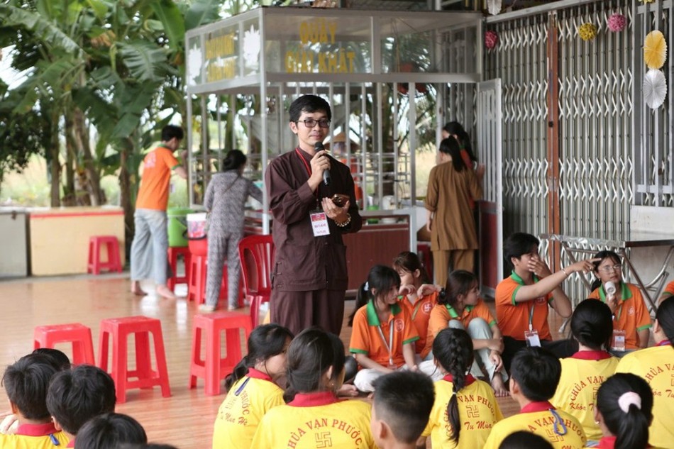 Nhiều sinh hoạt nhóm, trò chơi dân gian tại khóa tu Nhiều sinh hoạt nhóm, trò chơi dân gian tại khóa tu