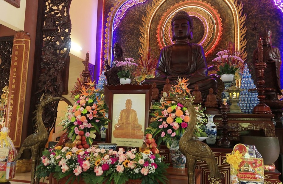 Di ảnh Đức Phật hoàng Trần Nhân Tông tại Văn phòng Ban Trị sự - chùa Thiên Châu Di ảnh Đức Phật hoàng Trần Nhân Tông tại Văn phòng Ban Trị sự - chùa Thiên Châu