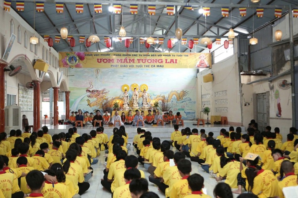 Tu sinh được hướng dẫn tọa thiền, tụng kinh Tu sinh được hướng dẫn tọa thiền, tụng kinh