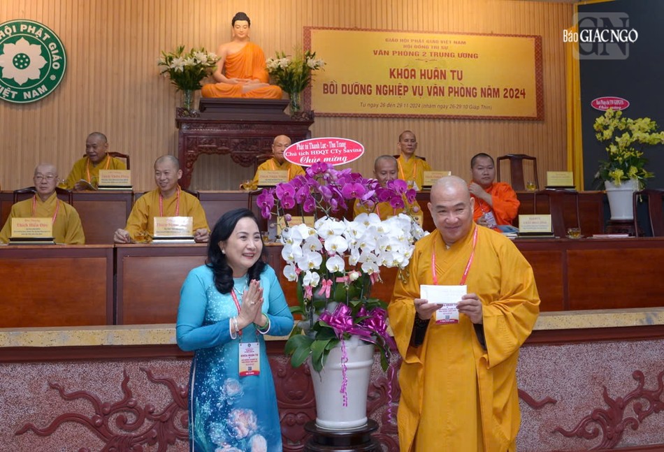 Đại diện doanh nghiệp tặng hoa chúc mừng Đại diện doanh nghiệp tặng hoa chúc mừng