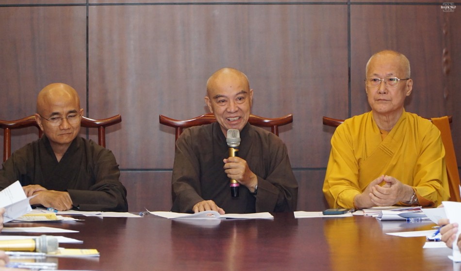 Hòa thượng Thích Nhựt Hỷ, đồng Trưởng ban Tổ chức phát biểu tại buổi họp