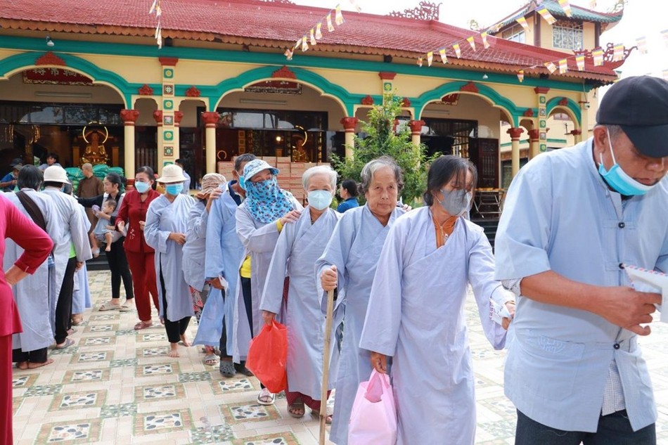 Ban Tổ chức đã trao tặng 100 phần quà đến người khiếm thị và người có hoàn cảnh khó khăn tại địa phương Ban Tổ chức đã trao tặng 100 phần quà đến người khiếm thị và người có hoàn cảnh khó khăn tại địa phương