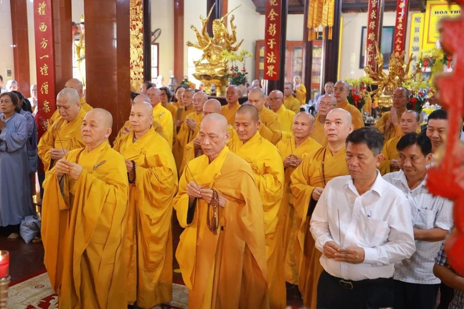 Chư tôn đức, các vị đại diện các cơ quan thắp hương tưởng niệm Chư tôn đức, các vị đại diện các cơ quan thắp hương tưởng niệm