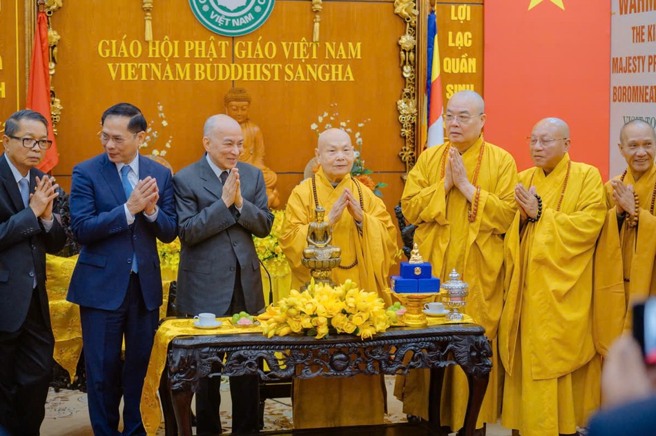 Chư tôn đức lãnh đạo GHPGVN và Quốc vương Norodom Sihamoni cùng phái đoàn Chư tôn đức lãnh đạo GHPGVN và Quốc vương Norodom Sihamoni cùng phái đoàn