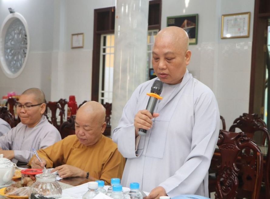 Sư cô Thích Tâm Ngọc báo cáo tại buổi họp Sư cô Thích Tâm Ngọc báo cáo tại buổi họp
