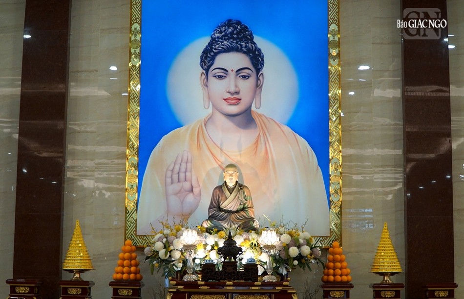 Tôn tượng Đức Phật hoàng Trần Nhân Tông tại Lễ đường Việt Nam Quốc Tự Tôn tượng Đức Phật hoàng Trần Nhân Tông tại Lễ đường Việt Nam Quốc Tự