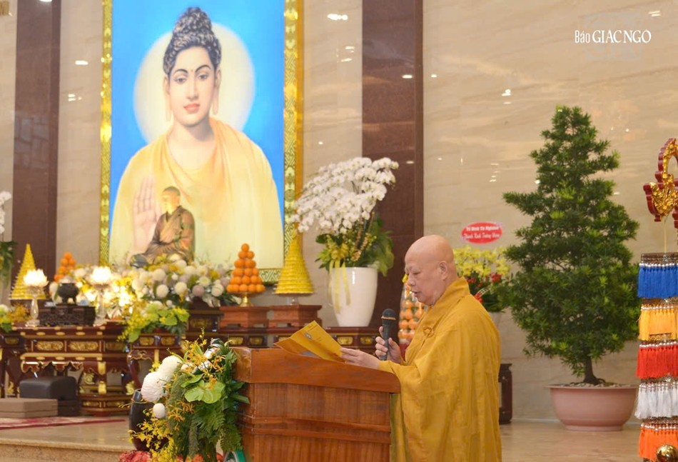 Hòa thượng Thích Lệ Trang, Trưởng ban Tổ chức đã cung tuyên tiểu sử Đức vua - Phật hoàng Trần Nhân Tông