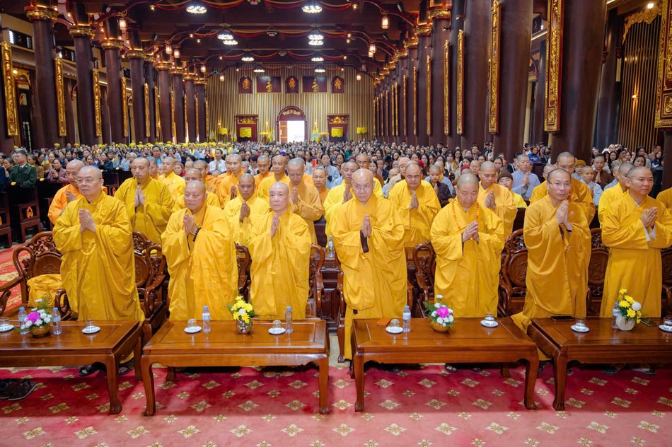 Chư tôn đức thành kính thắp nén tâm hương tưởng niệm, đảnh lễ Đức Phật hoàng Trần Nhân Tông Chư tôn đức thành kính thắp nén tâm hương tưởng niệm, đảnh lễ Đức Phật hoàng Trần Nhân Tông