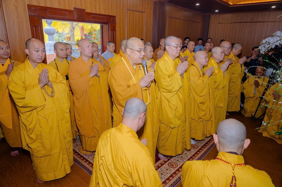 Chư tôn đức T.Ư GHPGVN thắp nén tâm hương tưởng niệm Chư tôn đức T.Ư GHPGVN thắp nén tâm hương tưởng niệm