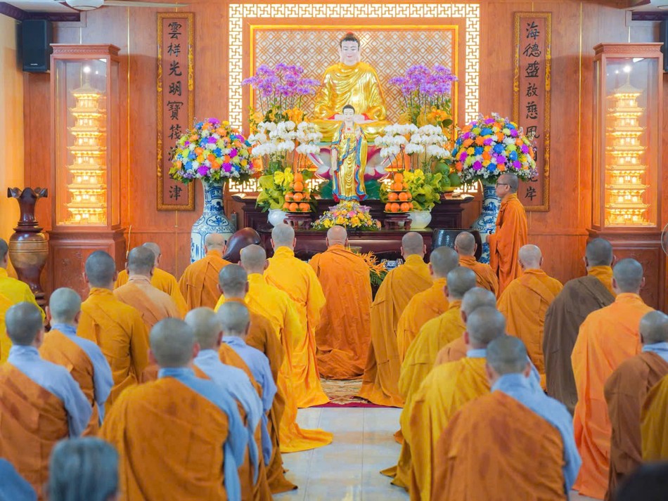 Chư tôn đức Tăng Ni môn đồ pháp quyến tụng thời kinh A Di Đà tại chánh điện Chư tôn đức Tăng Ni môn đồ pháp quyến tụng thời kinh A Di Đà tại chánh điện